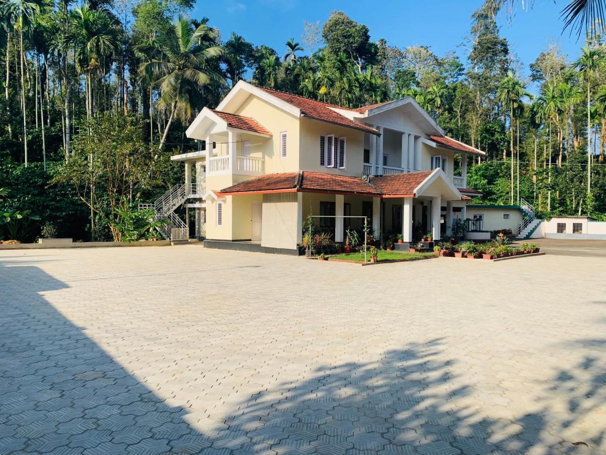 Green Castle Gonikoppal Ngoại thất bức ảnh