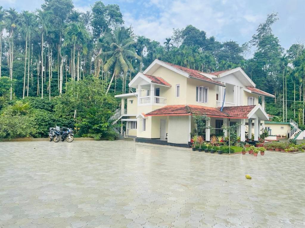 Green Castle Gonikoppal Ngoại thất bức ảnh